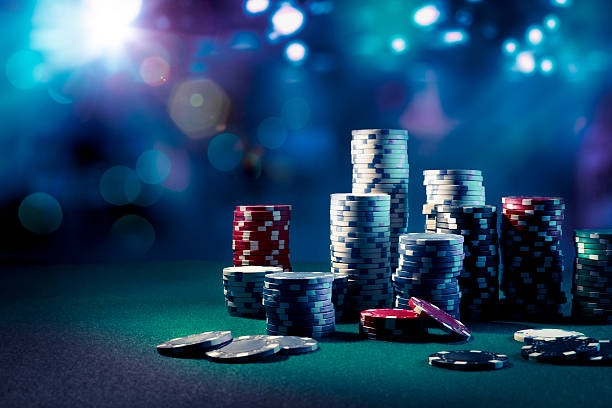 Live croupier dealing cards in Ikan Hoki on mata22 login